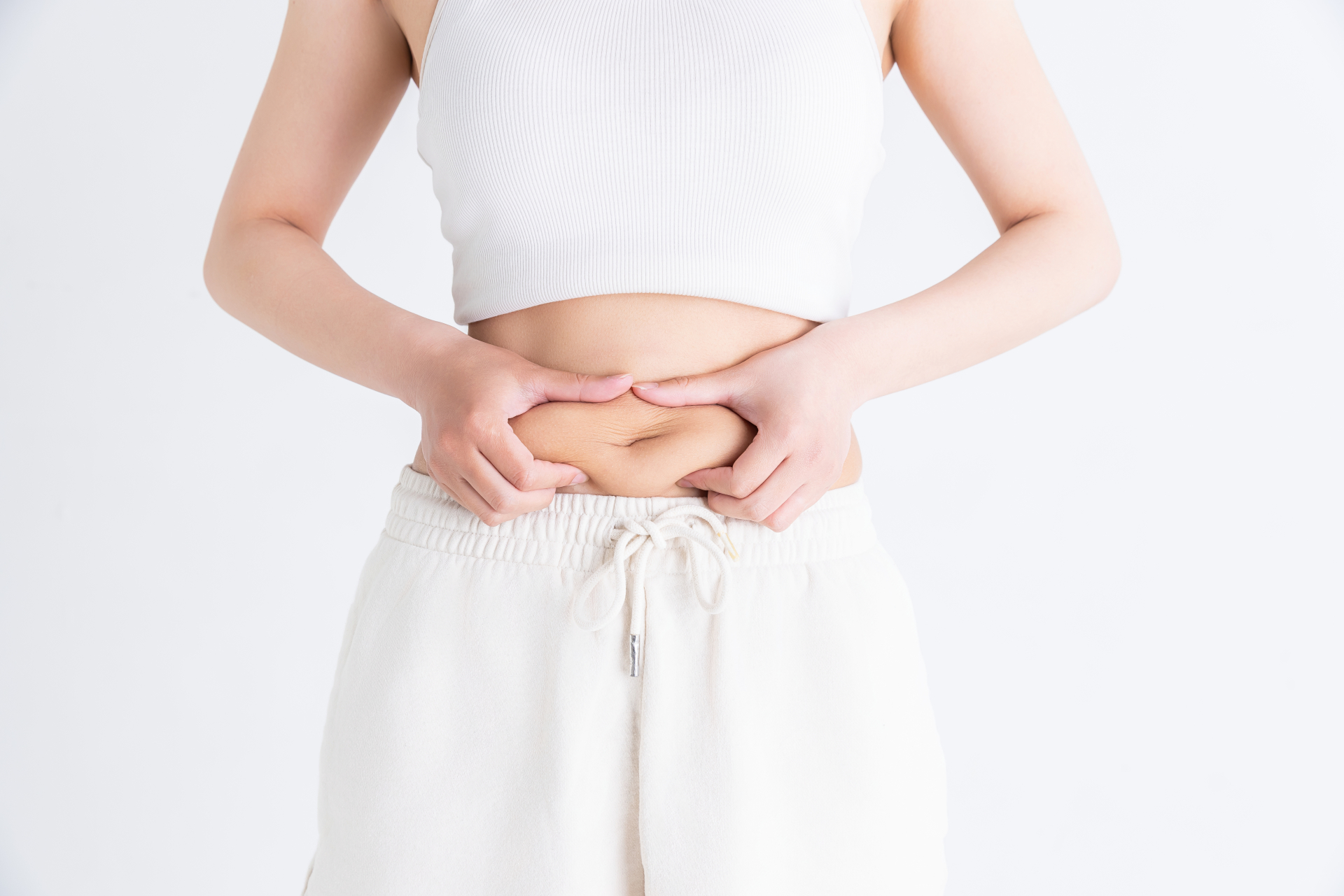 お腹のあたりにそっと手を添える後ろ姿の様子