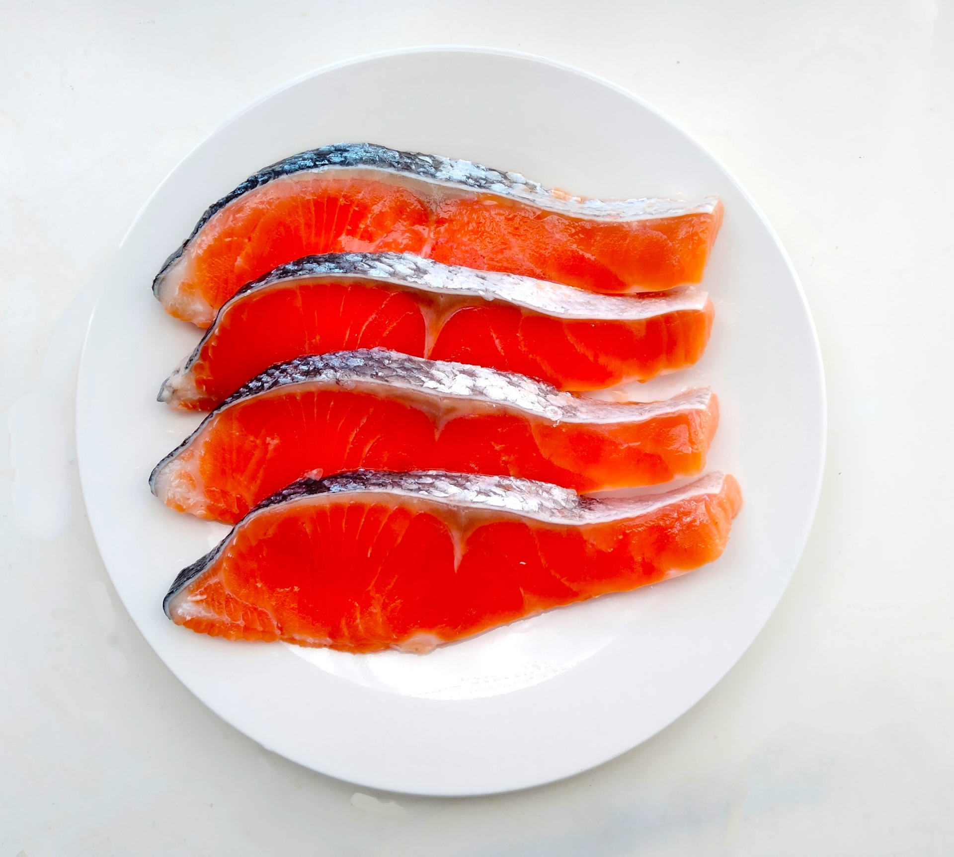 鮭やきのこが並ぶまな板、栄養素の食材を表現