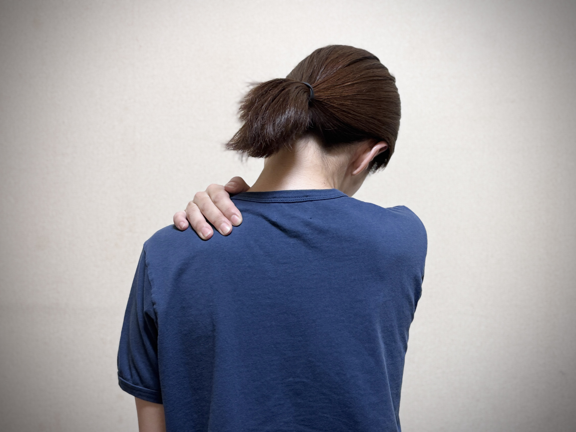 肩に手を当てる仕草、不足によるサインを表現