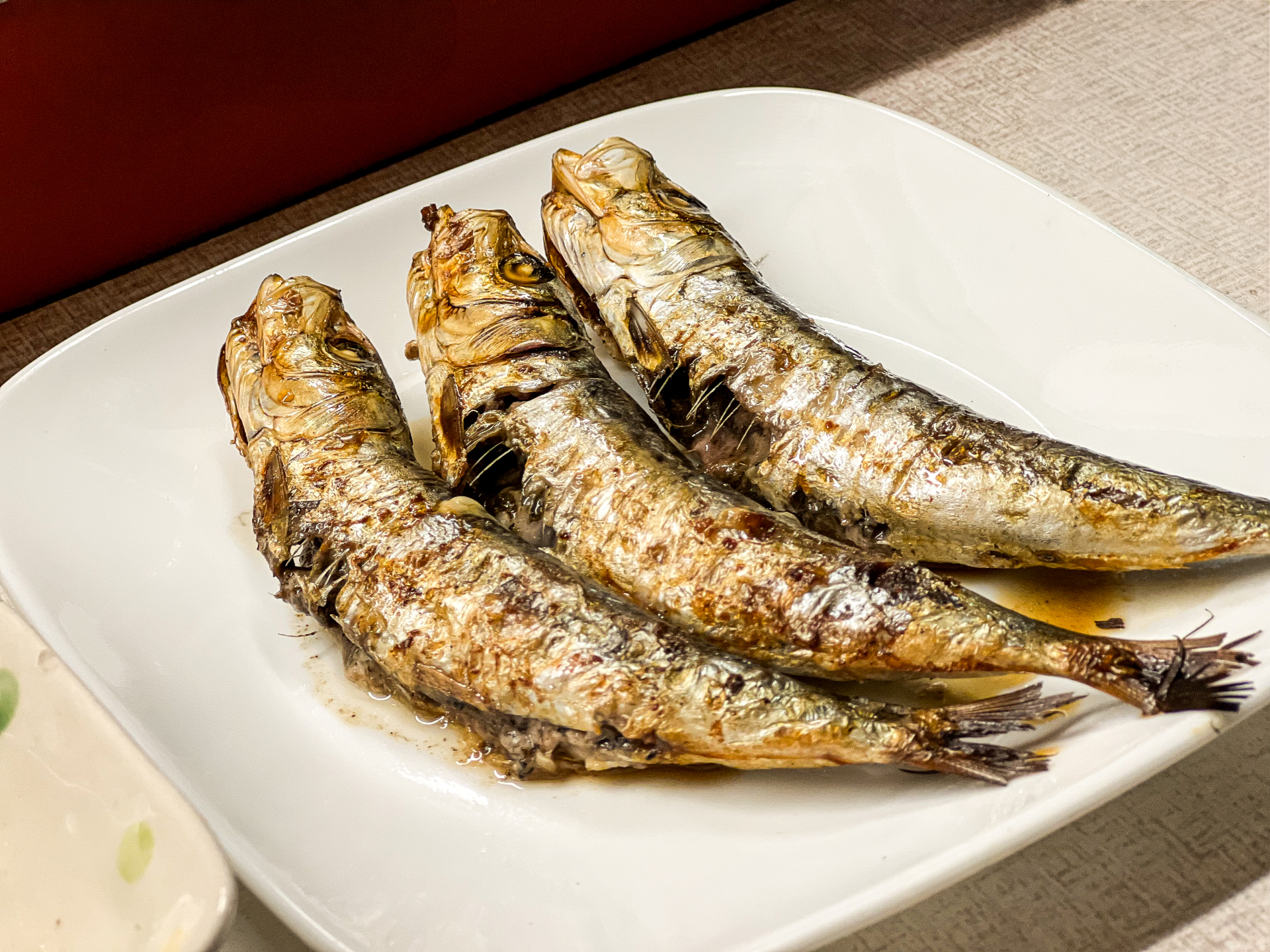 焼き魚ときのこが並ぶ食卓、食材の中心を表現